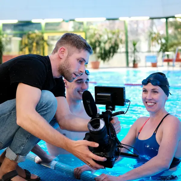 Videograf Pascal Funk zeigt Schwimmerin eine Filmaufnahme